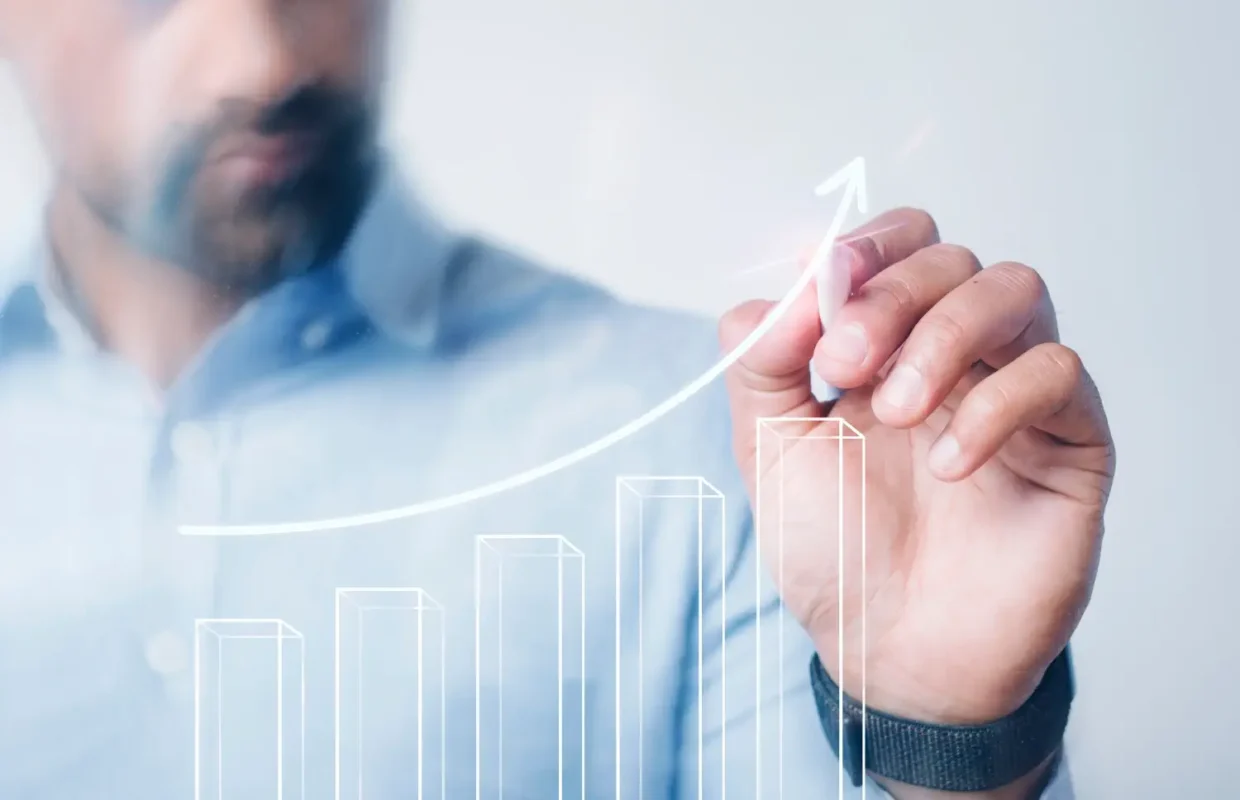 Empresario dibujando gráfica de crecimiento empresarial