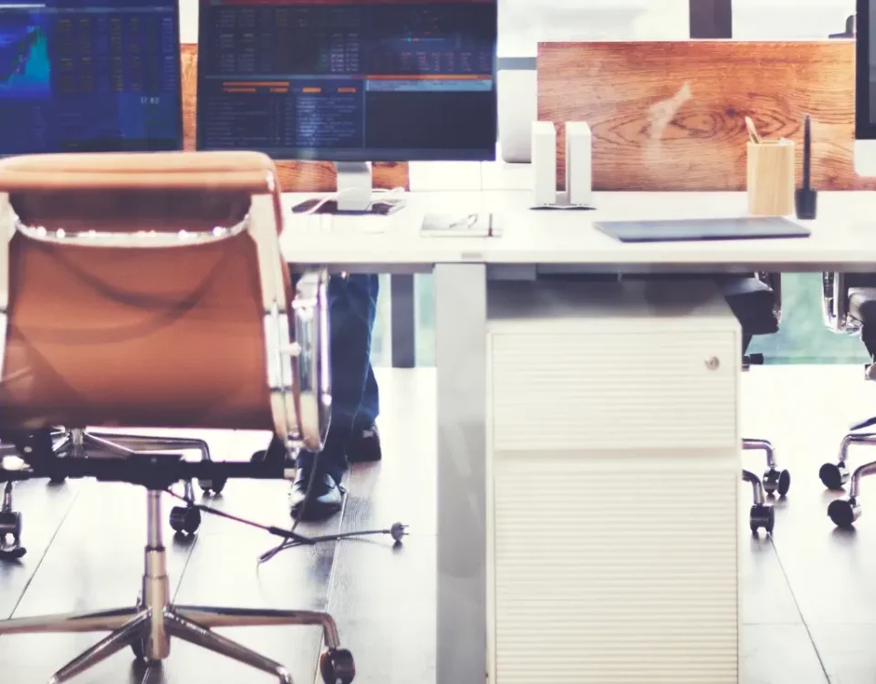 Puesto de trabajo vacío pantalla encencida