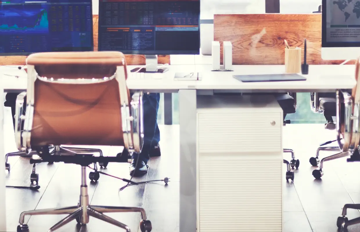 Puesto de trabajo vacío pantalla encencida